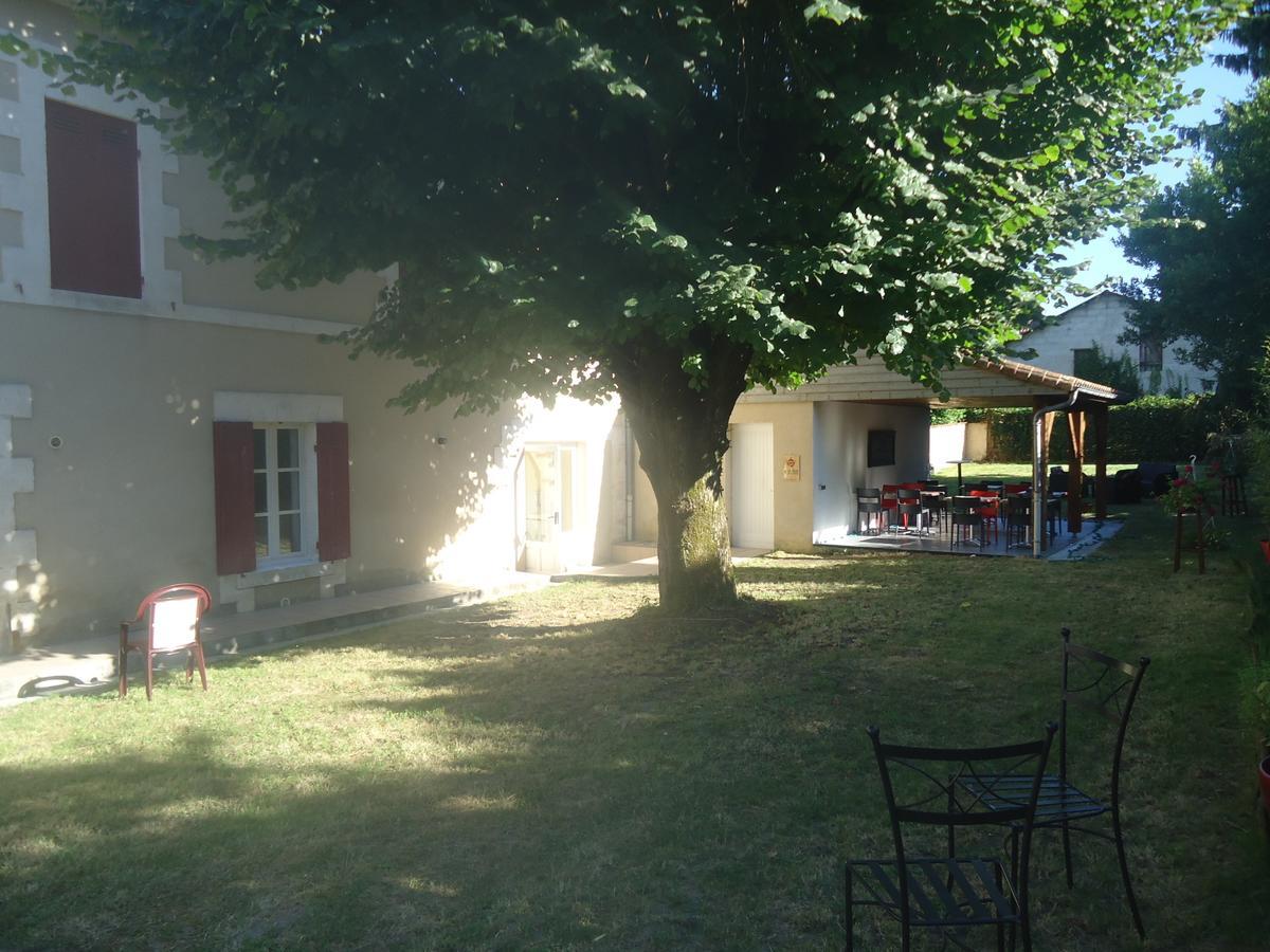 Logis Hotel Du Champ De Foire Saint-Aulaye-Puymangou Exterior photo